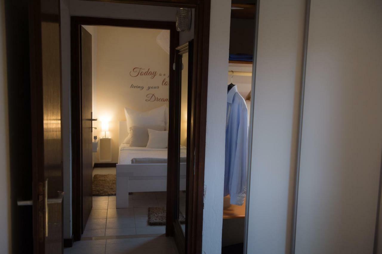 Apartmen Relax 200 M T Beach Rovinj Exteriör bild