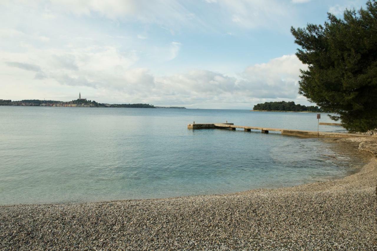 Apartmen Relax 200 M T Beach Rovinj Exteriör bild