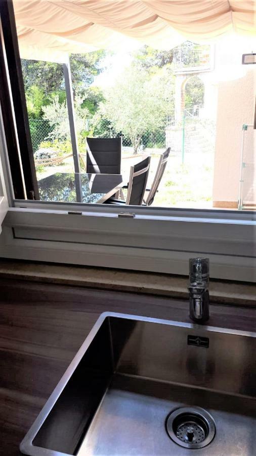Apartmen Relax 200 M T Beach Rovinj Exteriör bild