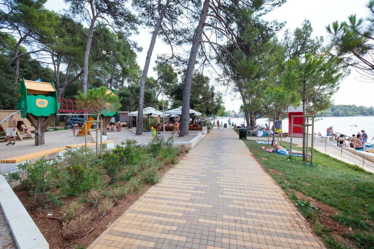 Apartmen Relax 200 M T Beach Rovinj Exteriör bild