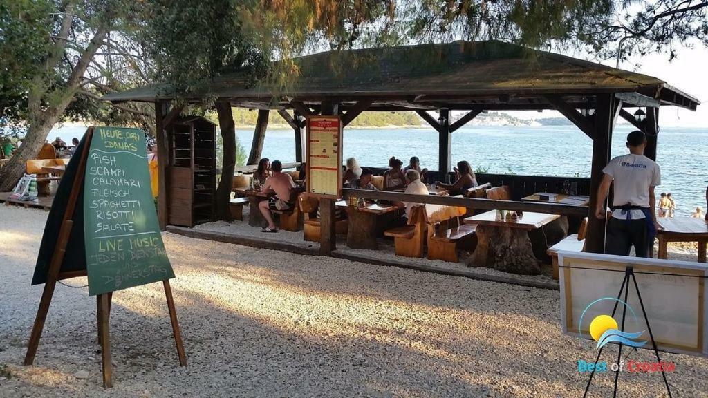 Apartmen Relax 200 M T Beach Rovinj Exteriör bild
