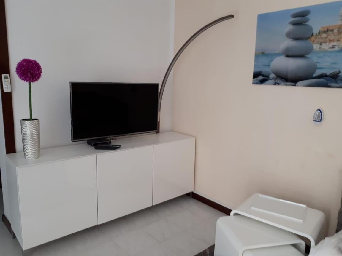 Apartmen Relax 200 M T Beach Rovinj Exteriör bild