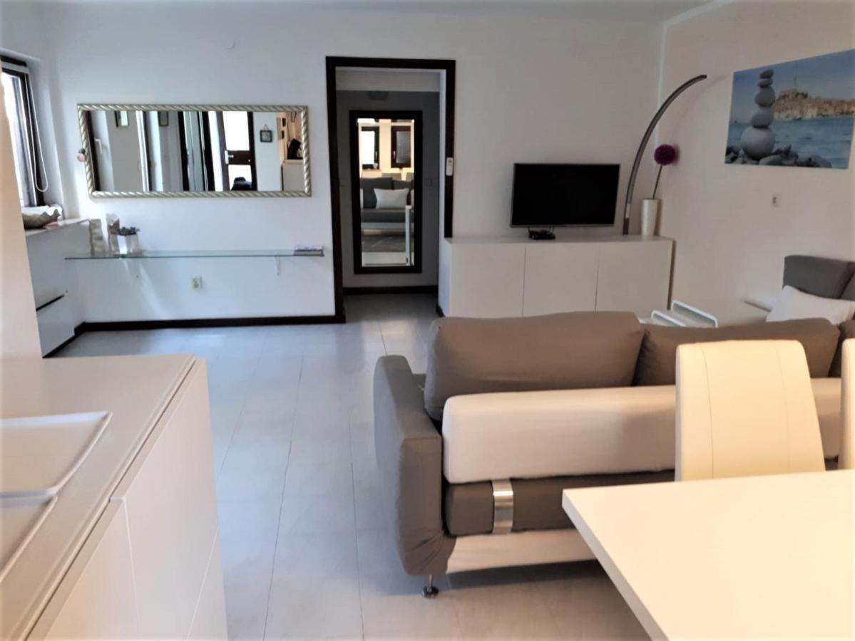 Apartmen Relax 200 M T Beach Rovinj Exteriör bild